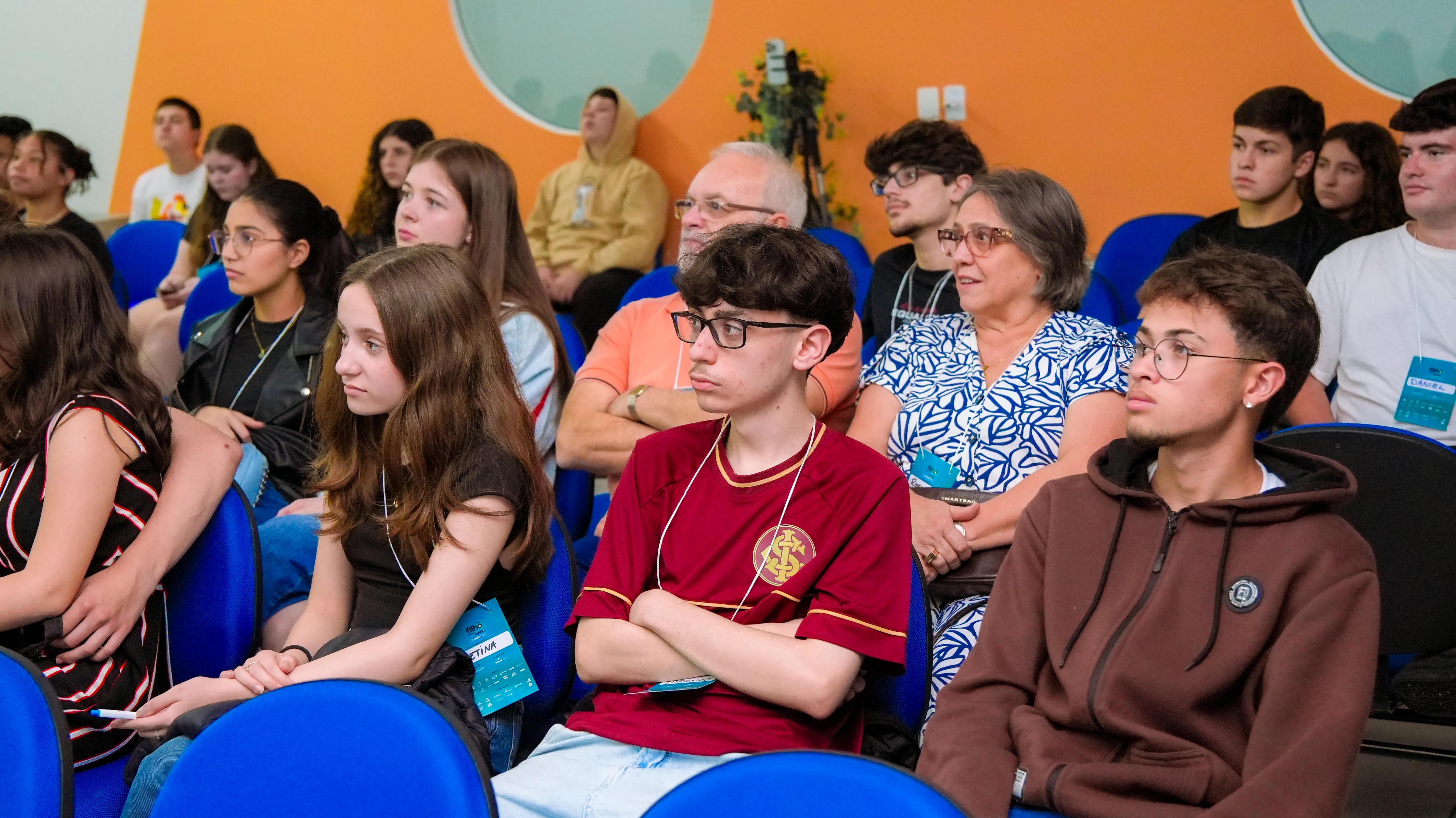 Adolescentes participando do evento